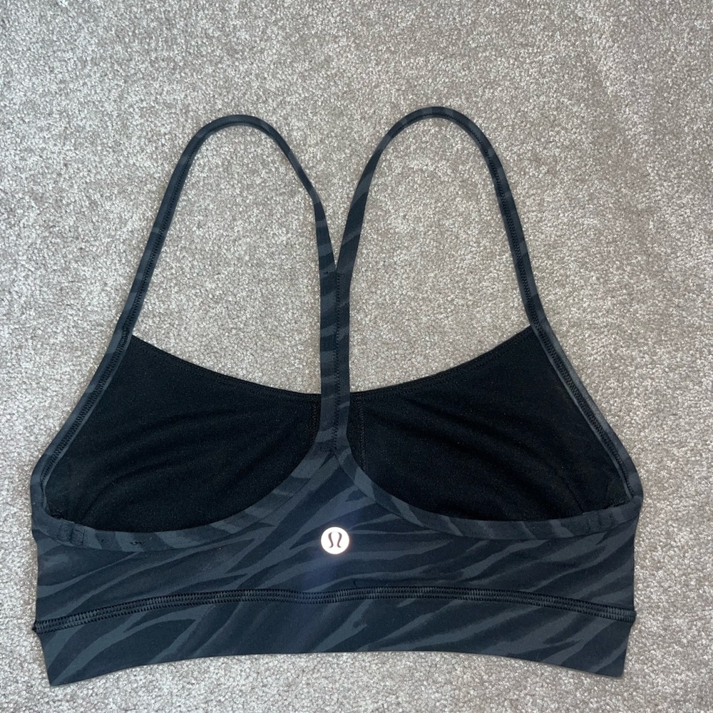 size 4, black printed, flow Y lululemon sports bra